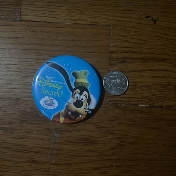 Walt DISNEY GOOFY "Heard the Best Kept DISNEY Secret" Button collectible pin - Picture 5 of 7